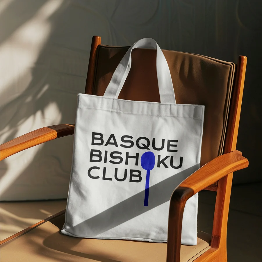 Bolsa de tela blanca con logo de Basque Bishoku Club (BBC)
