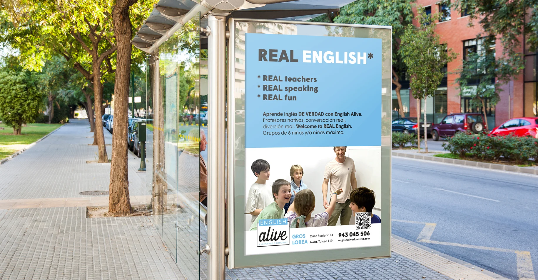 Mupi con publicidad exterior para la academia de inglés English Alive
