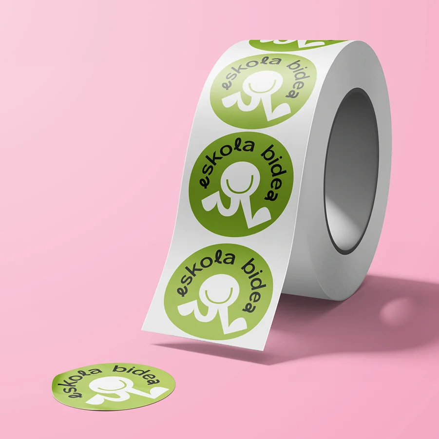 Aplicación en pegatinas del logo de Eskola Bidea