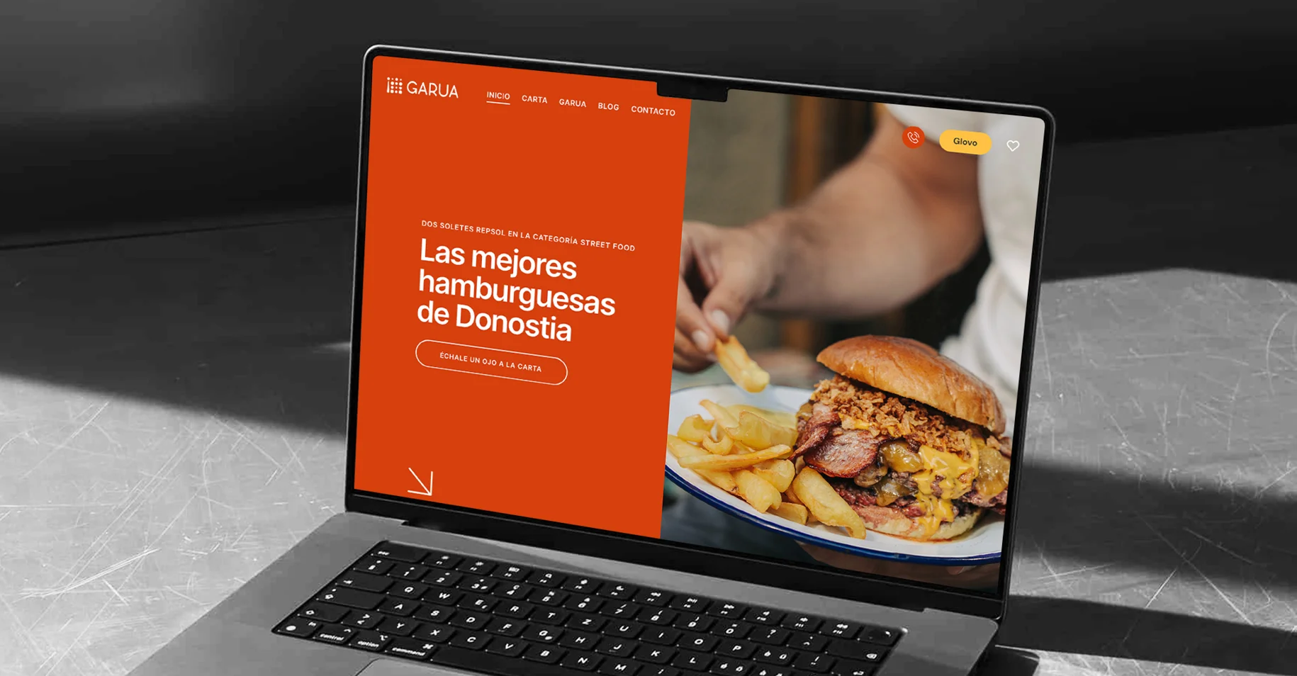 Ordenador portátil mostrando la web de la hamburguesería Garua