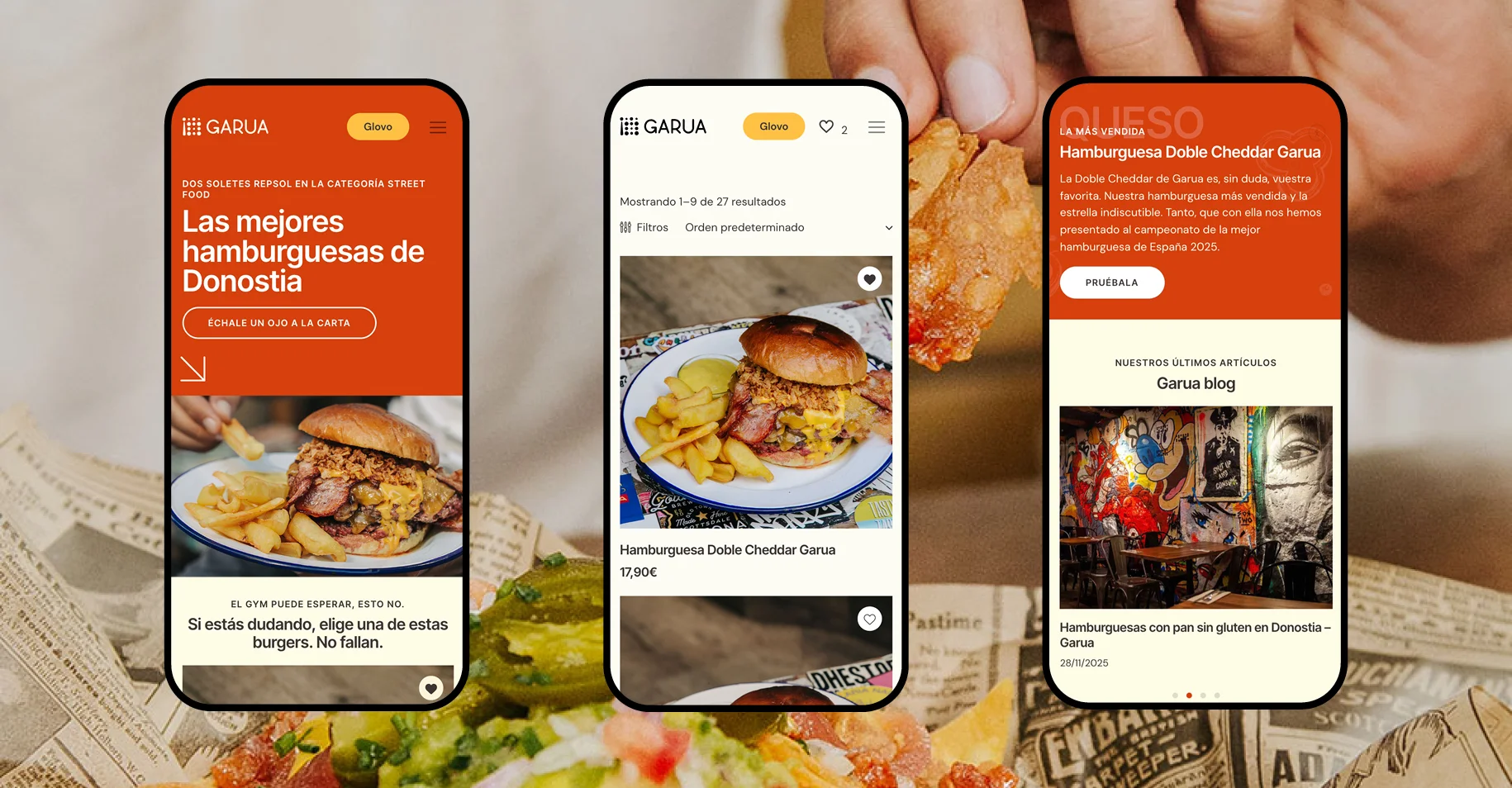 Vista de la web adaptativa de la hamburguesería Garua en tres móviles
