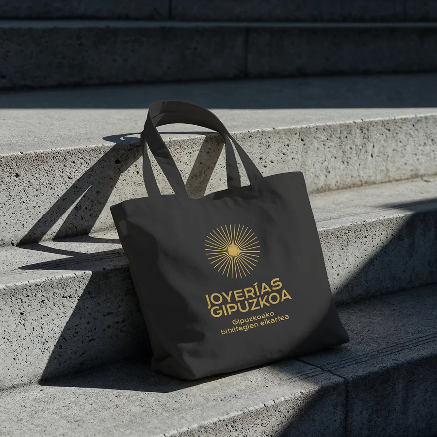 Bolsa de tela negra con branding de Joyerías Gipuzkoa