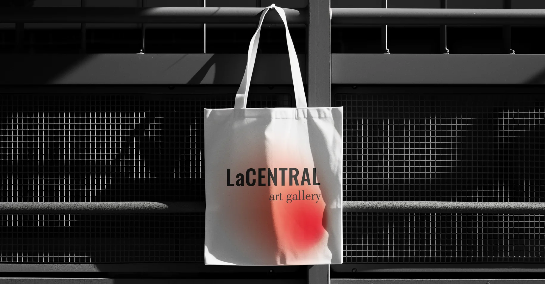 Bolsa de tela blanca con branding de LaCentral Art Gallery