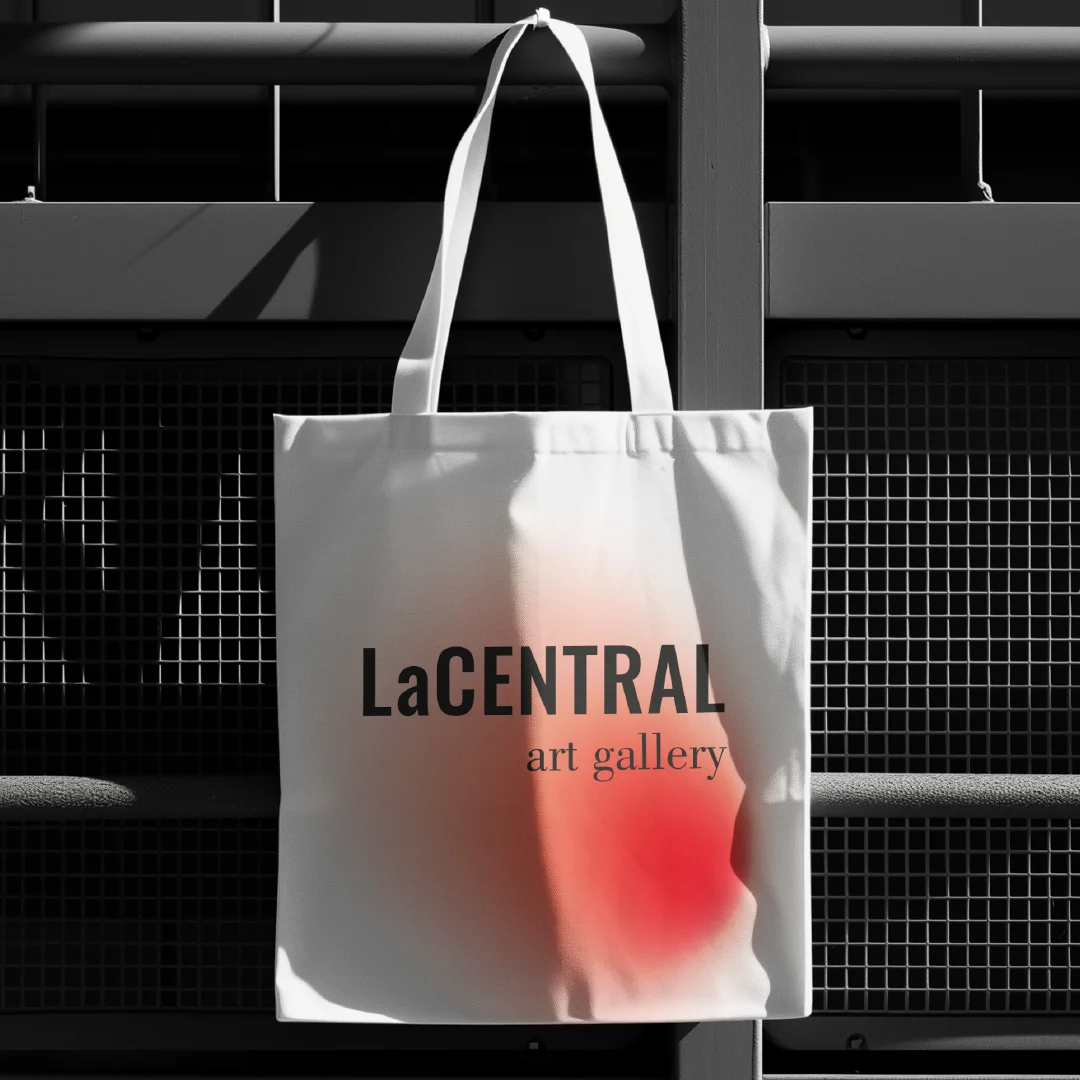 Bolsa de tela blanca con branding de LaCentral Art Gallery