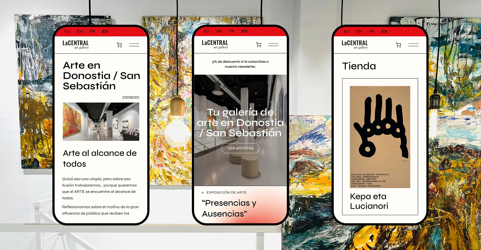 Vista de la web de LaCentral Art Gallery en tres pantallas de móvil