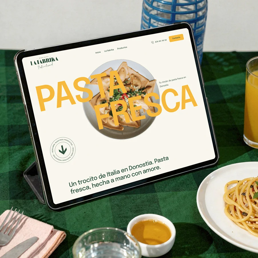 Tablet mostrando la web de La Fábrika, tienda de pasta fresca en Donostia con obrador propio.