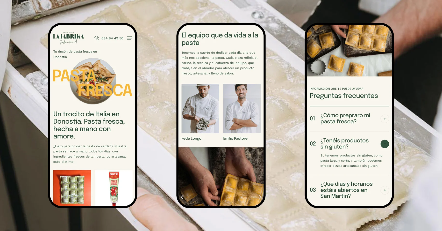Vista de la web adaptativa de La Fábrika en tres móviles