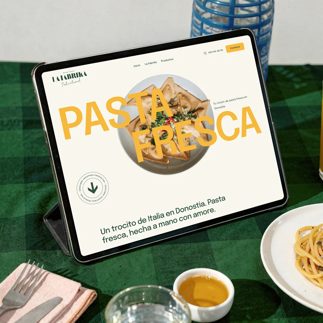 Tablet mostrando la web de La Fábrika, tienda de pasta fresca en Donostia con obrador propio