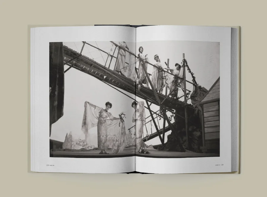 Diseño editorial del libro Fortuny, mostrando páginas interiores.