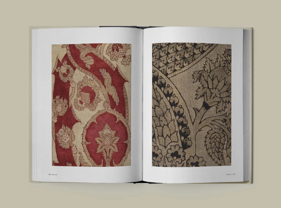 Diseño editorial del libro Fortuny, mostrando páginas interiores