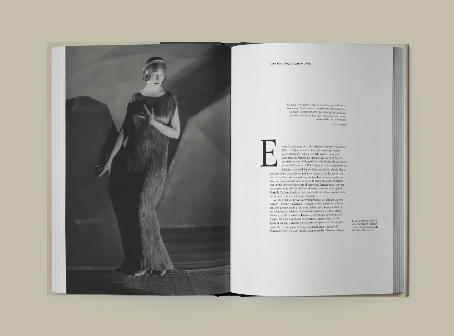 Diseño editorial del libro Fortuny, mostrando páginas interiores