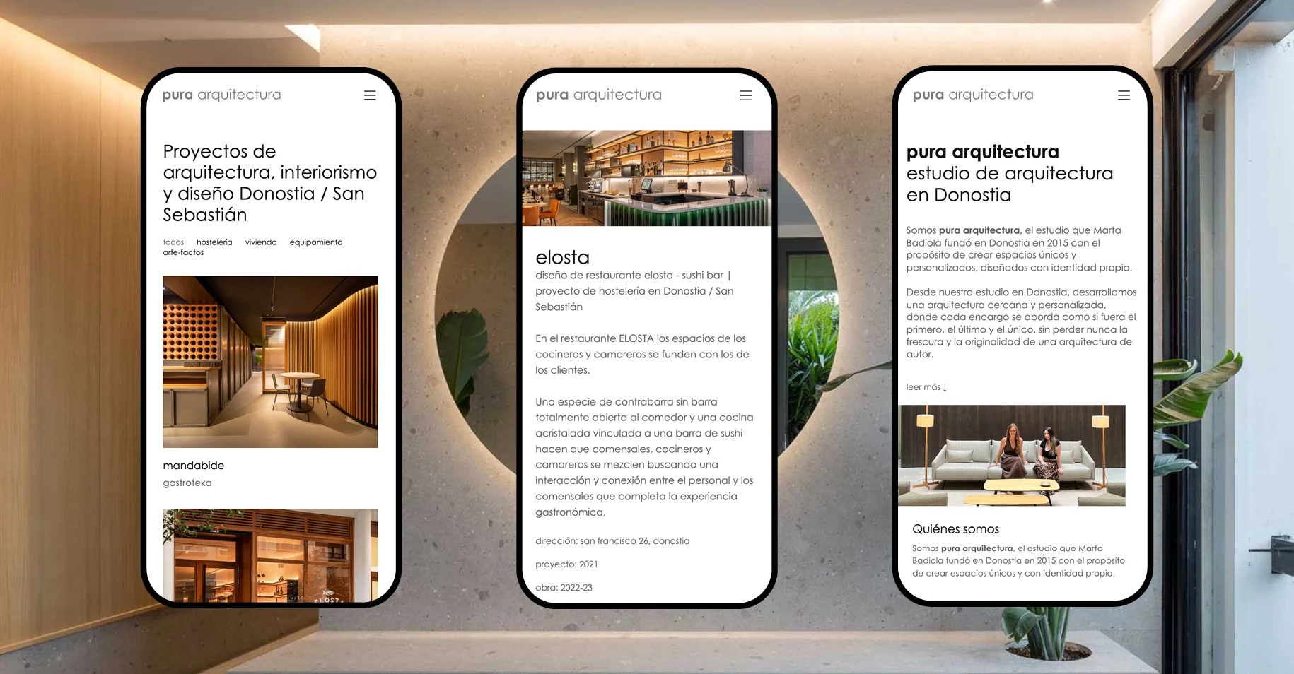 Vista de la web de Pura Arquitectura en tres pantallas de móvil